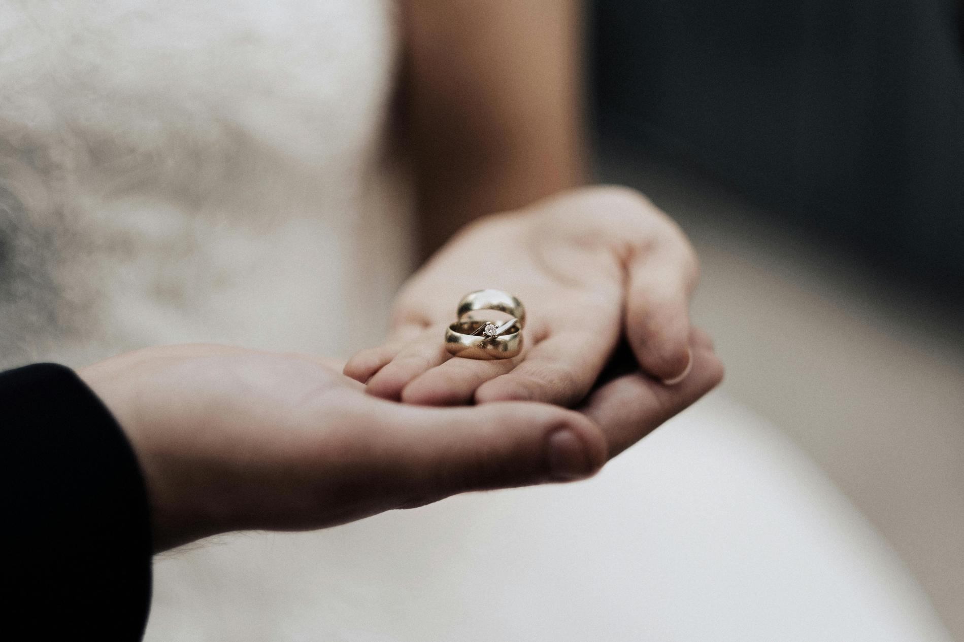 cómo intercambiar anillos durante una boda