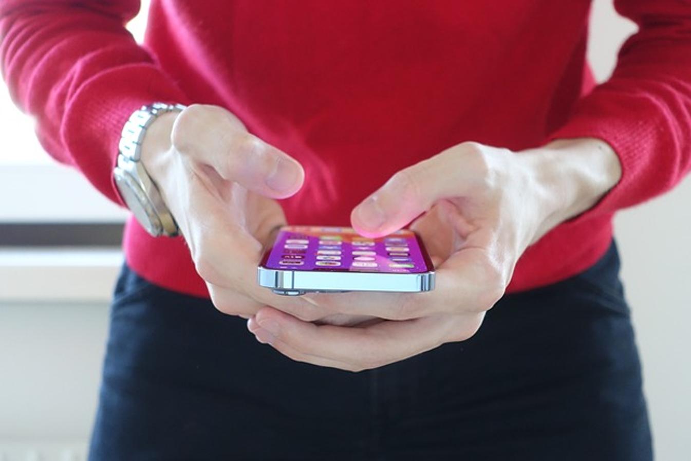 ¿El iPhone 13 tiene una tarjeta SIM?